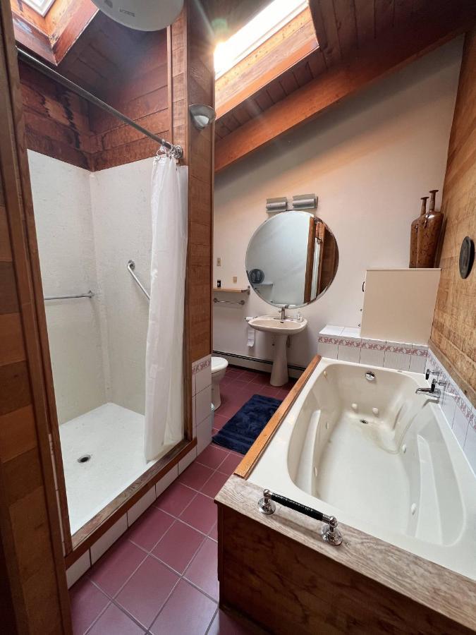 Cypress: Private Bedroom/Bathroom/Office, With Shared Pool, Hot Tub North Vancouver Eksteriør billede