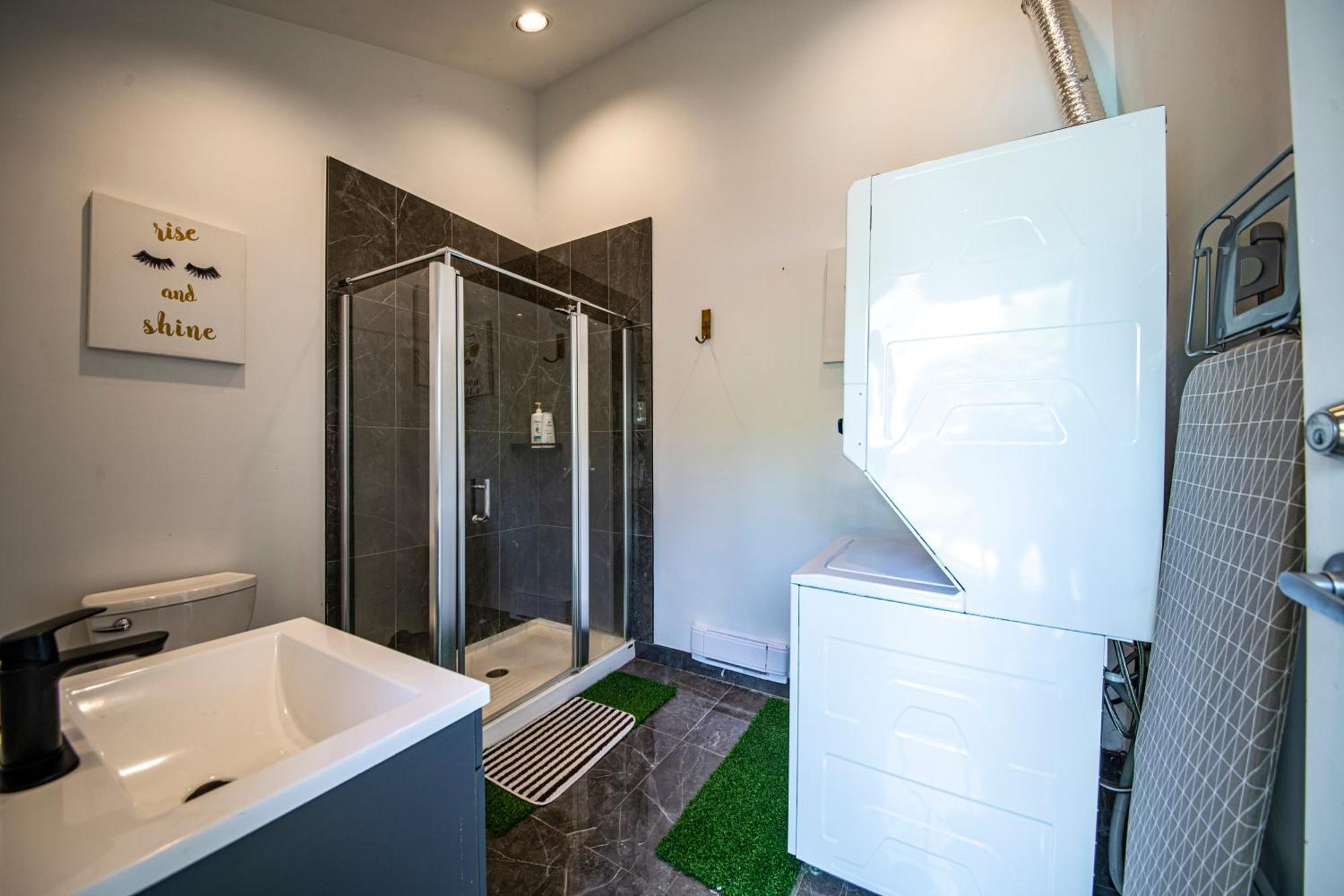 Cypress: Private Bedroom/Bathroom/Office, With Shared Pool, Hot Tub North Vancouver Eksteriør billede