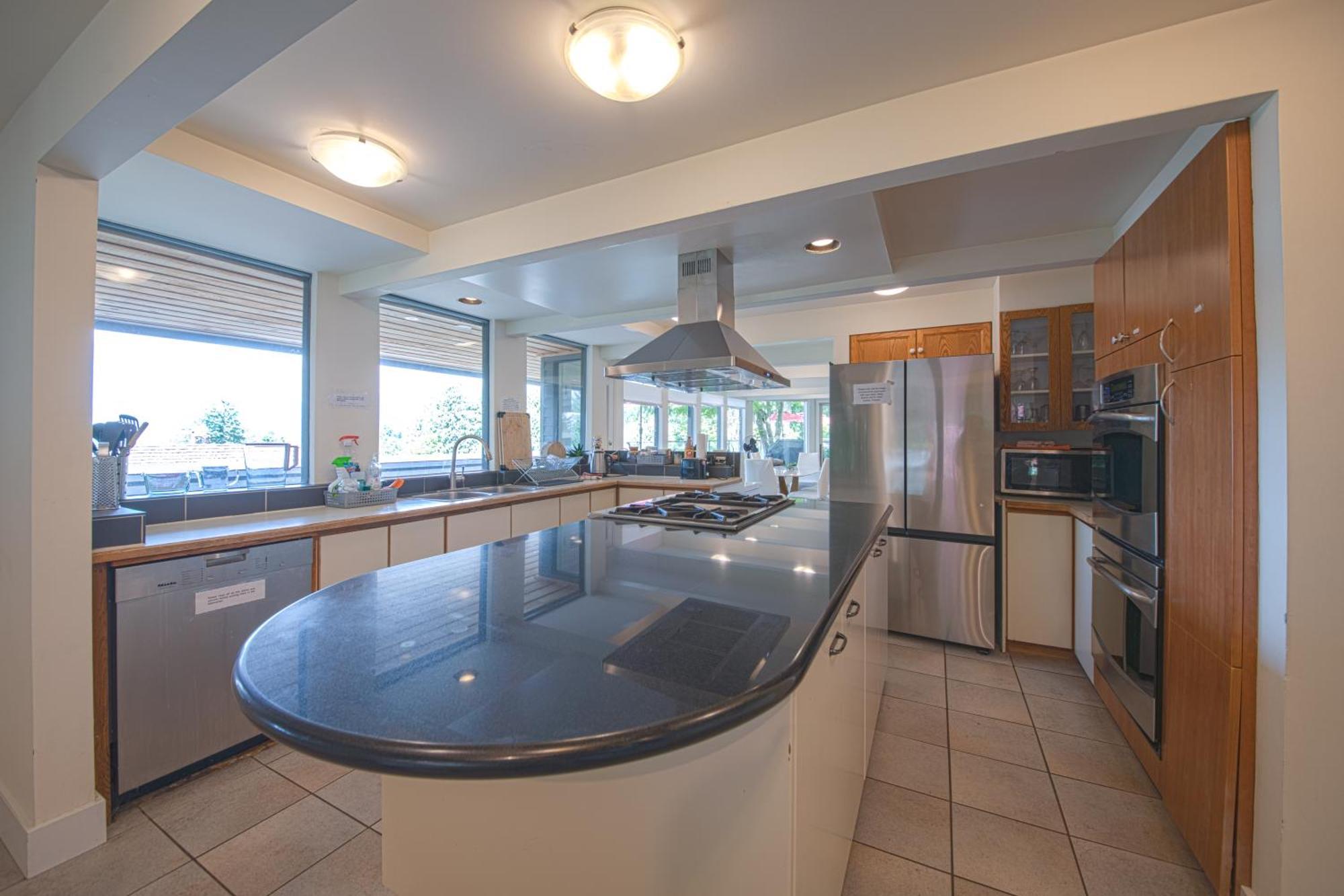Cypress: Private Bedroom/Bathroom/Office, With Shared Pool, Hot Tub North Vancouver Eksteriør billede