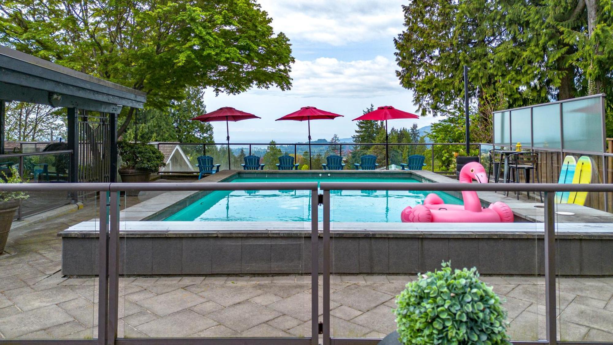 Cypress: Private Bedroom/Bathroom/Office, With Shared Pool, Hot Tub North Vancouver Eksteriør billede