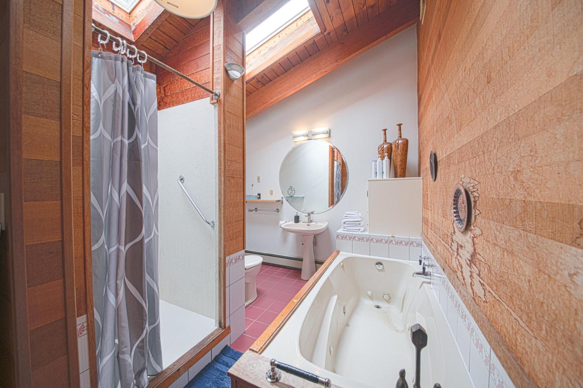 Cypress: Private Bedroom/Bathroom/Office, With Shared Pool, Hot Tub North Vancouver Eksteriør billede